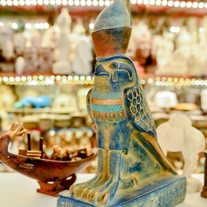 Uniek standbeeld in meerdere kleuren van groot beeld van de valkvogelgod Horus, gemaakt in Egypte