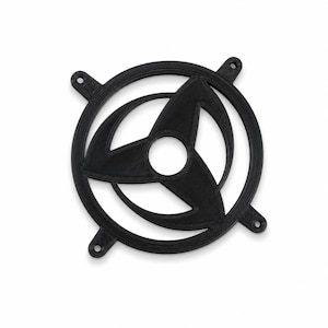 Puede incluir: Una rejilla de ventilador circular negra con un diseño de tres aspas dentro de un marco anular. La estructura incluye cuatro pestañas de montaje con orificios posicionados a intervalos iguales alrededor del borde exterior.