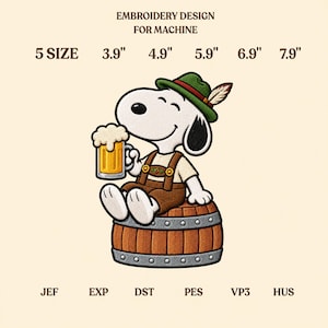 Może przedstawiać: Wzór haftu maszynowego przedstawiający białego psa w zielonym kapeluszu z piórkiem i brązowych lederhosen, siedzącego na drewnianej beczce i trzymającego kufel piwa. Tekst: EMBROIDERY DESIGN FOR MACHINE, 5 SIZE, 3.9", 4.9", 5.9", 6.9", 7.9", JEF, EXP, DST, PES, VP3, HUS.