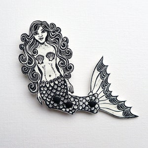 Puede incluir: Ilustración en blanco y negro de una sirena con el pelo largo y fluido y una cola de pez detallada. La sirena está representada con un sujetador de concha y una cola escamosa.
