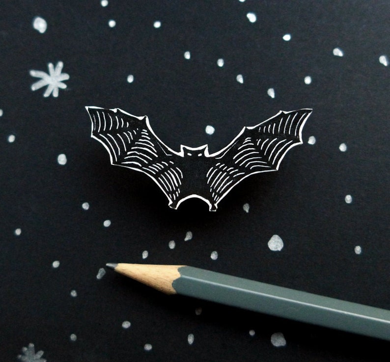 Flying Bat Pewter Brooch Pin – British Artisan Signed Badge – Vampire Halloween Style