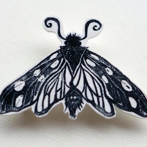 Spilla a forma di falena, distintivo a forma di falena realizzato con stampa linoleografica, spilla a forma di farfalla, bianco e nero, realizzata a mano nel Regno Unito.