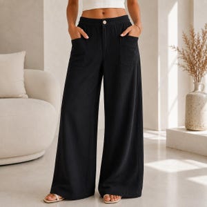Puede incluir: Pantalones negros de pernera ancha con diseño de cintura alta y cierre de un solo botón en la parte delantera. Estos pantalones incluyen dos grandes bolsillos de parche frontales y están confeccionados en tejido texturizado y fluido.