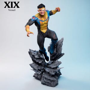 Könnte beinhalten: Eine detaillierte Invincible-Actionfigur in einer dynamischen Flugpose, bekleidet mit einem gelb-blauen Anzug mit schwarzen Akzenten. Die Figur zeigt Kampfspuren, Blutflecken und eine weiße Augenklappe und ist auf einem felsigen Sockel montiert.