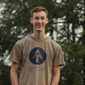 Personnaliser ce sentier des Appalaches à randonnée tshirt avec votre départ et de fin d’informations. Sérigraphié à la main sur un t de style doux.