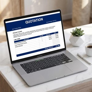 Könnte beinhalten: Ein silberner Laptop, der ein digitales Angebotsdokument mit dem Titel QUOTATION anzeigt, mit Abschnitten für Projektumfang und Positionen wie Markenstrategie, Logodesign und Website-Neugestaltung, mit einem Gesamtbetrag von 11.000 $.