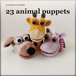 Puede incluir: Tres marionetas de ganchillo con forma de perro beige, jirafa amarilla y unicornio morado claro. El texto 14 CROCHET PATTERNS 23 animal puppets aparece encima. Cada marioneta tiene grandes ojos blancos con pupilas negras.