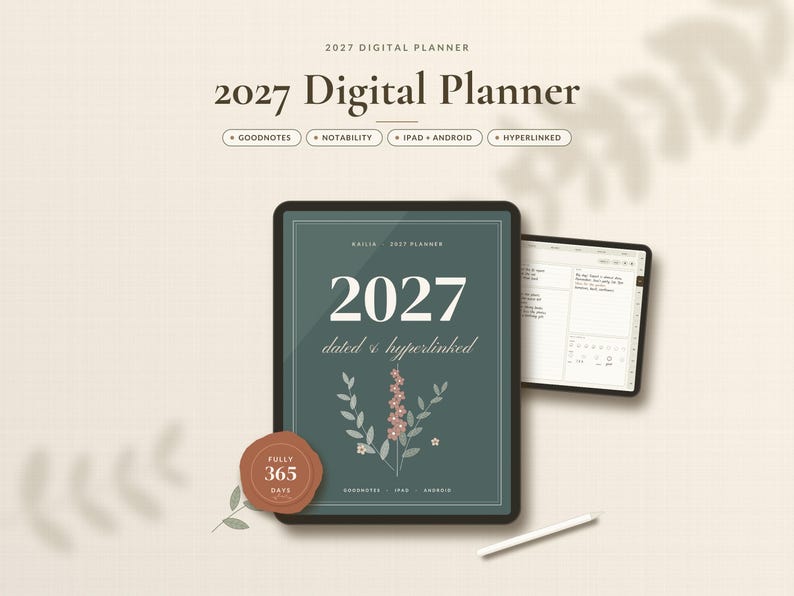 K&ouml;nnte beinhalten: Ein digitaler Planer f&uuml;r 2027 auf einem Tablet-Bildschirm mit dunkelgr&uuml;nem Einband, der den Text 2027 dated & hyperlinked, eine Blumenillustration und ein terrakottafarbenes Siegel mit der Aufschrift fully 365 days zeigt, dazu ein Stift.
