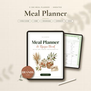 Può includere: Un pianificatore di pasti e ricettario digitale visualizzato su due tablet. La copertina presenta testo, una teiera, un cesto di mele e illustrazioni di grano. Un piccolo badge rotondo riporta 5 BRANDS IN ONE. Uno stilo è posizionato sotto.