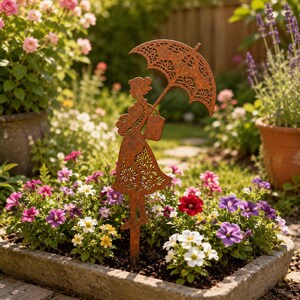 Peut inclure: Une tige de jardin en métal couleur rouille représentant la silhouette d'une personne tenant un parapluie décoratif. La personne porte une robe avec un motif floral découpé, et le parapluie présente un design complexe en dentelle.