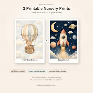 Könnte beinhalten: Zwei druckbare Wandbilder für das Kinderzimmer mit einem Teddybären im Heißluftballon und einer Weltraumrakete. Der Text lautet 2 Printable Nursery Prints, Teddy Bear Balloon + Space Rocket, 2 JPG Files Included, Instant Digital Download.