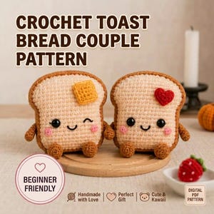 Peut inclure: Deux peluches en crochet en forme de pain grillé avec des croûtes brunes et des centres beiges. L'une a un morceau de beurre jaune, l'autre un cœur rouge. Elles ont des yeux noirs, des joues roses, des bras et pieds. Texte : CROCHET TOAST BREAD COUPLE PATTERN.