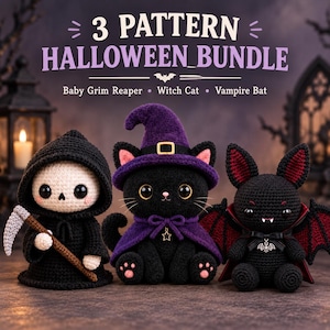 Puede incluir: Un paquete de 3 patrones de Halloween con tres peluches de ganchillo: un bebé parca con capucha negra y guadaña, un gato negro con sombrero y capa de bruja morados, y un murciélago vampiro con alas forradas en rojo y un dije de murciélago.