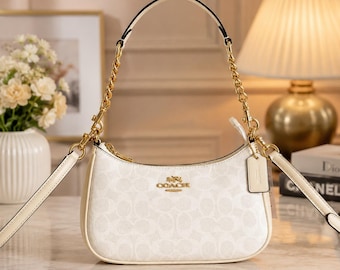 Coach Teri schoudertas, witte crossbodytas, goudkleurige handtas van PU-leer, tas van kenmerkend canvas.