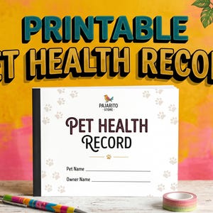 Puede incluir: Un folleto horizontal blanco titulado Pet Health Record con un pequeño logotipo de pájaro y patrones de huellas. La portada incluye líneas para Pet Name y Owner Name. Un bolígrafo colorido y un rollo de cinta están colocados frente al folleto.