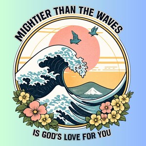 Puede incluir: Un diseño gráfico circular que muestra una gran ola rompiendo, una montaña lejana, un sol rosado y dos pájaros. El texto MIGHTIER THAN THE WAVES IS GOD'S LOVE FOR YOU aparece arqueado en la parte superior e inferior en letras mayúsculas negras.