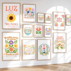 Puede incluir: Una colección de doce láminas de arte mural enmarcadas con ilustraciones florales y textos religiosos en español. Cada lámina muestra flores coloridas, vegetación y frases inspiradoras en diversos diseños, todas en marcos de madera clara.