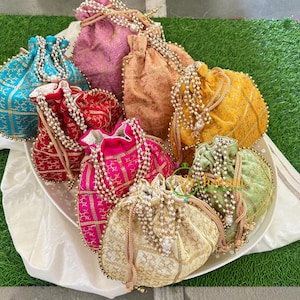 インドの結婚式、ゲストへの引き出物、ハルディ・メヘンディの返礼品、お返し用バッグ、エスニックギフトバッグ用の刺繍入りポトリバッグ（大量注文可）