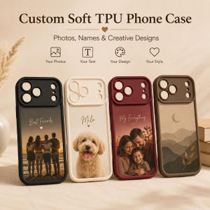 Peut inclure: Quatre coques de téléphone souples en TPU personnalisées avec protections d'objectif. La première est noire avec une photo de quatre personnes et le texte "Best Friends". La deuxième est crème avec un chien et "Milo". La troisième est bordeaux avec une photo de famille et "My Everything". La quatrième est marron avec un motif de montagne et de lune.