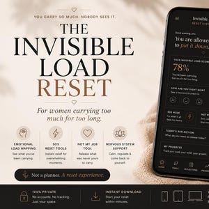 以下が含まれることがあります： ダークテーマのInvisible Load Resetアプリのインターフェースを表示するスマートフォン。78%のスコア、気分の追跡、振り返りツールが表示されています。テキストには「The Invisible Load Reset」および「For women carrying too much for too long.」が含まれています。