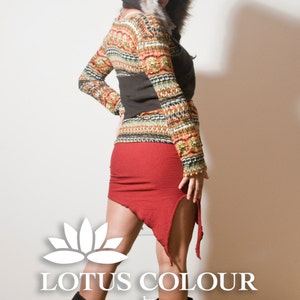 Puede incluir: Una mujer lleva un suéter con capucha marrón con ribete de piel, un suéter estampado de colores, una falda roja asimétrica y botas negras. La imagen incluye el texto "LOTUS COLOUR by Krista Elena".