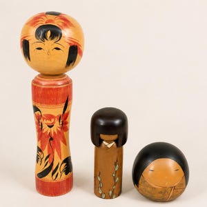 Set of 3 Japanese Wooden Kokeshi Style Dolls, Two Smaller Dolls Marked Usaburo, Shima Onsen Gunma Label, Free EMS Bild 1