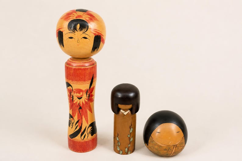 Set of 3 Japanese Wooden Kokeshi Style Dolls, Two Smaller Dolls Marked Usaburo, Shima Onsen Gunma Label, Free EMS Bild 1