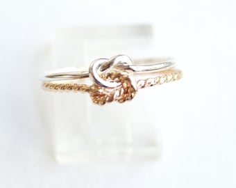 Nœud d’amour, double nœud, bague d’amitié en argent sterling et texture twist remplie d’or 14 carats, cadeau de demoiselle d’honneur en métal mélangé.