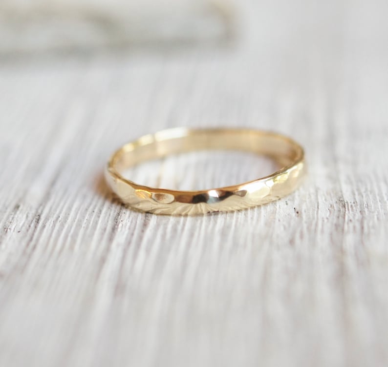 Simple gold wedding band.