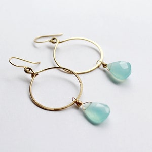 Blaue Chalcedon Ohrringe, Edelstein Hoop Ohrringe, Chalcedon Hoop Ohrringe, Blaue Ohrringe, Stein Hoop Ohrringe, Baumeln Hoop Ohrringe gold