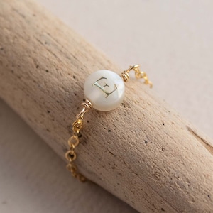 Anfangsring für Frauen, Goldbuchstabe Ring, Perlmuttring, Goldkettenring, personalisierter Anfangsperlenring, zierlicher Kettenring