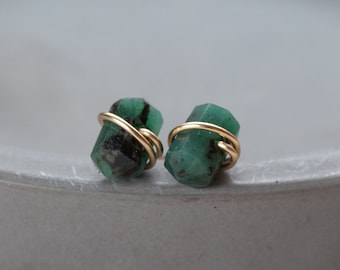 Boucles d'oreilles émeraude naturelle, clous d'oreilles émeraude vert foncé, clous de pierres précieuses, boucles d'oreilles vert foncé, boucles d'oreilles avec pierre de naissance de mai