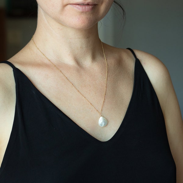 Mother of Pearl Pendant necklace, White Shell Necklace, Gold Dainty Drop Necklace, Abalone Shell Necklace, Mother of Pearl Necklace