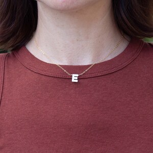 Collar con inicial, collar con nombre personalizado, collar con letras personalizado, collar con letras de nácar, collar con nombre delicado con inicial grande