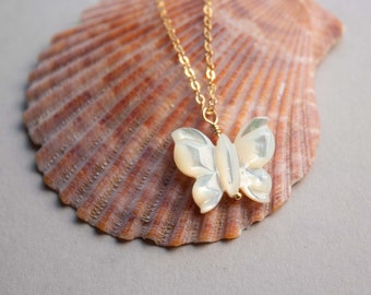 Collana con farfalla delicata in oro, collana con farfalla bianca piccola, collana con farfalla in conchiglia, collana con ciondolo a farfalla in madreperla