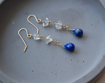 Boucles d'oreilles en lapis lazuli naturel, boucles d'oreilles en diamant Herkimer, boucles d'oreilles en lapis, boucles d'oreilles en pierres précieuses remplies d'or, boucles d'oreilles en cristal brut