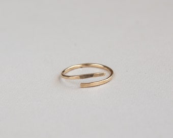 Anillo ajustable relleno de oro para mujer, anillo de oro delicado, anillo fino delicado, anillo apilable minimalista moderno, anillo apilable fino martillado