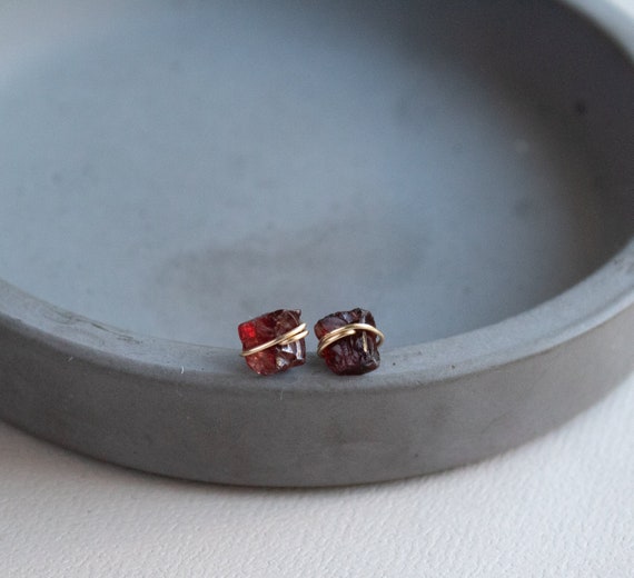 Orecchini a griffe con diamante grezzo – Essenze G