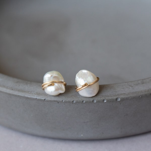 Zierliche Perlen Ohrstecker, Zierliche echte Perlen Ohrringe Gold Filled, Weiße Keshi Perlenohrringe, kleine Perlen Ohrstecker, kleine Ohrstecker