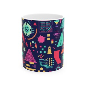 Könnte beinhalten: Ein zylindrischer Keramikbecher mit dunkelblauem Hintergrund, der mit einem sich wiederholenden Muster aus bunten geometrischen Formen, verpixelten Symbolen, Leiterplattenlinien und abstrakten Zeichen in Pink, Gelb, Türkis und Orange bedruckt ist.