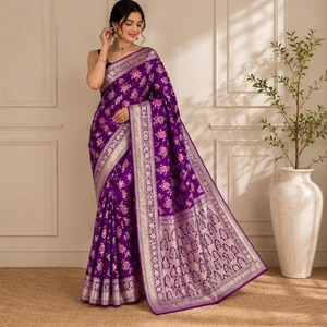 Royal Lila Banarasi Seide Saree mit Silber Zari Borte und Floral Jaal