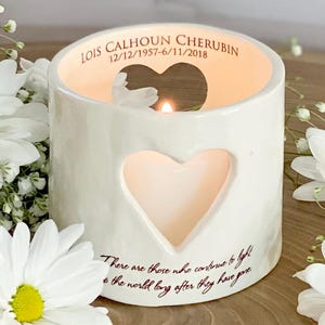 Cadeau de sympathie, bougie en forme de coeur commémoratif, votive de sympathie - Personnalisé avec nom et date - Il y a ceux qui continuent d'illuminer le monde...