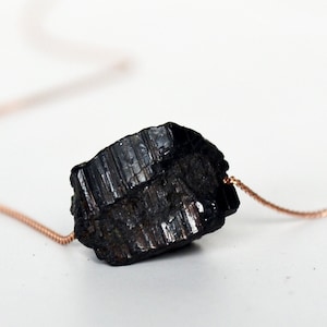 Schwarze Turmalin-Halskette, rohe schwarze Turmalinstein-Halskette, Boho-Halskette, Geburtstagsgeschenk