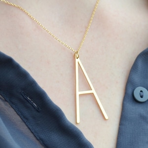 Collar con inicial llamativa: regalo personalizado para ella, colgante de letra extragrande, diseño martillado, regalo para dama de honor, regalo de cumpleaños para una amiga.