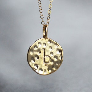 Collar con disco de letra martillada, collar con inicial de oro, regalo para ella, regalo para esposa, regalo para novia, regalo para mamá