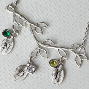 Silver Family Birthstone Bracelet for Mom, Mother&#39;s Day Gift for Grandma, Personalized Family Tree Charm with Kid&#39;s Initials