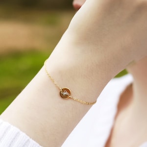 Pulsera de disco personalizada, pulsera inicial delicada, pulsera de letras, colgante inicial circular, pulsera minimalista, regalo de dama de honor