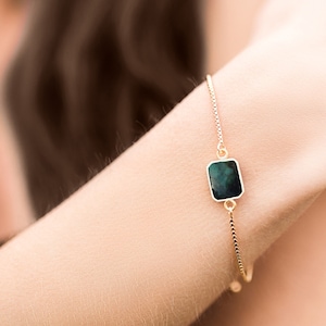 Pulsera de esmeralda natural (oro o plata), piedra de nacimiento de mayo, regalo de cumpleaños para ella, regalo único hecho a mano, pulsera ajustable, joyería de piedra cruda.