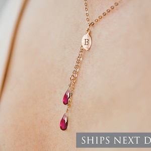 Personalisierte Granat Tropfen Halskette, zierliche Januar Geburtsstein Halskette, individuelle Initial Halskette, Granat Schmuck, handgemachter Schmuck Geschenk