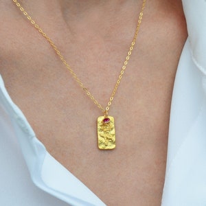 Water Lily Birth Month Flower Necklace featuring July Birthstone - A Thoughtful Gift for Mom